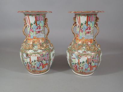 Paire de vases à décor émaillé de la Famille...