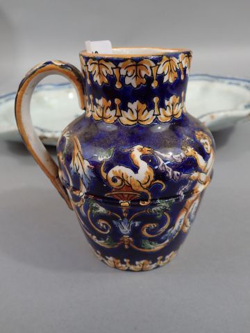 GIEN. Pichet en faïence à décors dit 