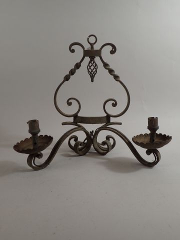 Paire d'appliques en fer forgé à deux bras...