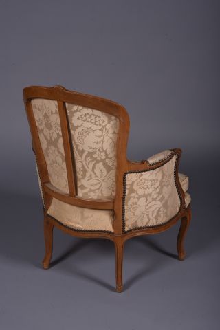 Petite bergère en bois sculpté reposant sur...