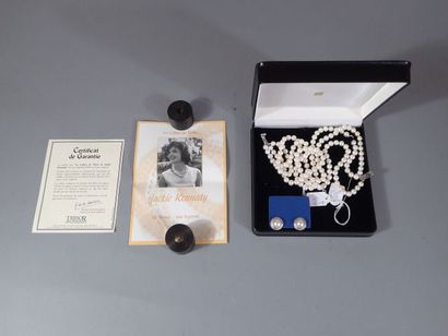 Lot comprenant : un collier de perles réédition...