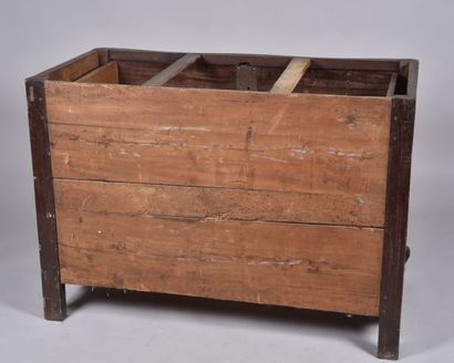 Commode portuaire en acajou à façade galbée...