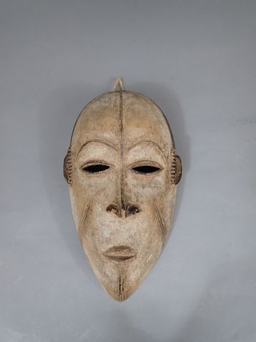 * Masque en bois finement sculpté et recouvert...