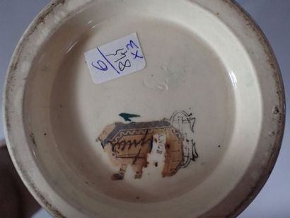 GIEN. Garnitures de cheminée en faïence à...