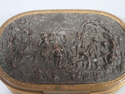 Boite ovale en métal doré à décor sur le...