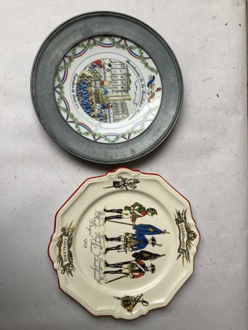 Deux assiettes décoratives: une en faïence...