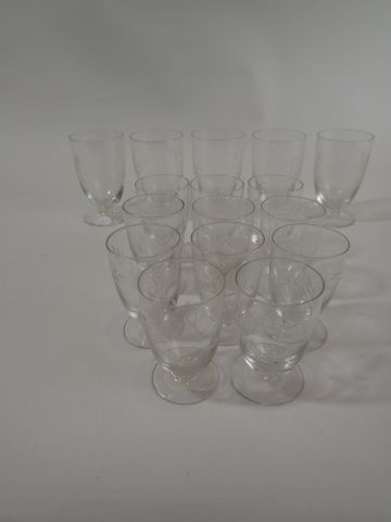 Partie de service en verre à décor gravé...
