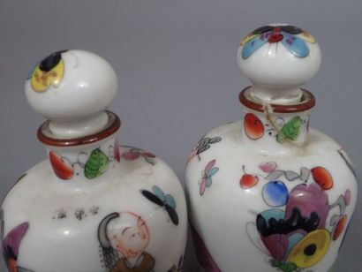 *Deux flacons en porcelaine à décors de personnages...