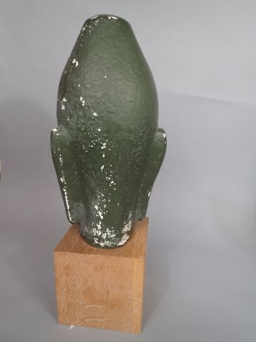 Tête de divinité asiatique en plâtre peint...