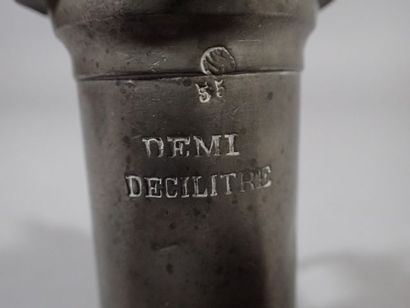Petit pichet mesure en étain d'un demi-décilitre....
