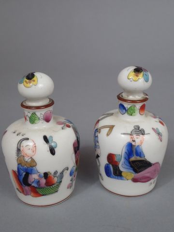 *Deux flacons en porcelaine à décors de personnages...