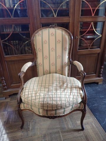 Fauteuil en bois naturel mouluré à grand...