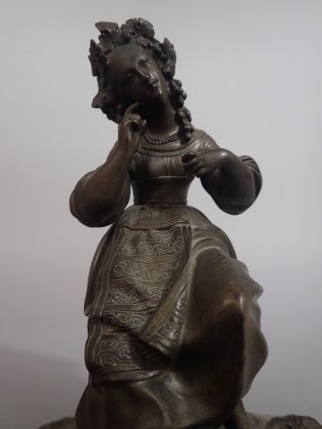 Sujet en bronze figurant une femme vigneronne...