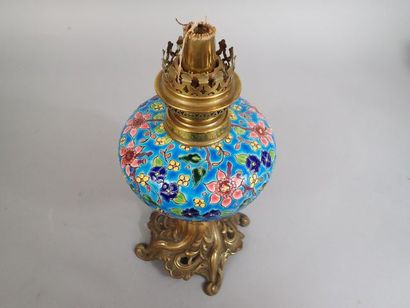 LONGWY. Lampe à pétrole en faïence émaillée...