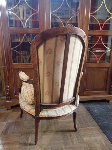 Fauteuil en bois naturel mouluré à grand...