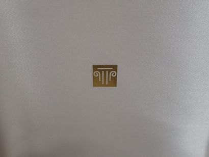 Lot comprenant : un collier de perles réédition...