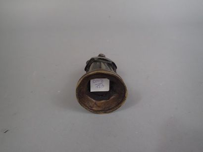 Boîte pyrogène en bronze en forme de moine....