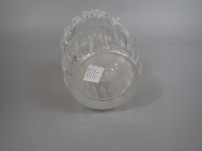 BACCARAT, vase en cristal taillé, signé....