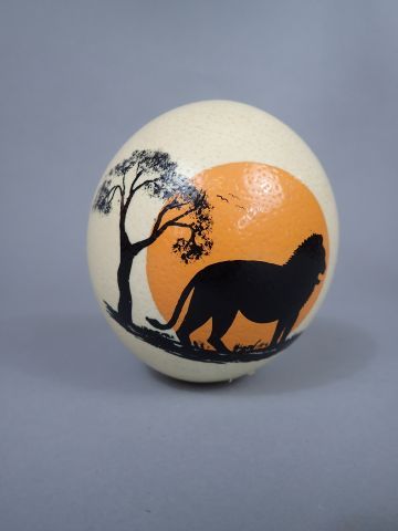 Œuf d'autruche peint à décor d'un lion au...