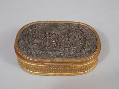 Boite ovale en métal doré à décor sur le...