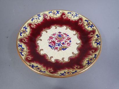 LONGWY. Coupe sur talon en faïence polychrome...