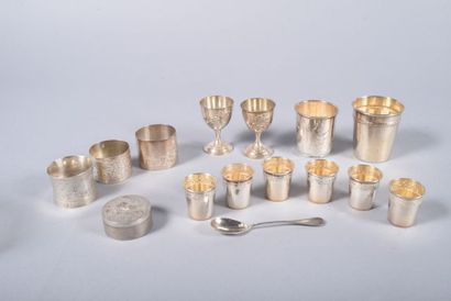 Ensemble en argent comprenant : trois ronds...