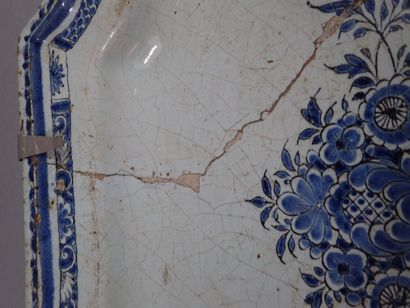 GIEN. Pichet en faïence à décors dit 