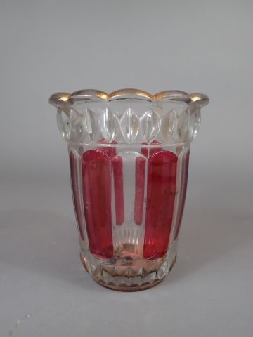 Vase en verre moulé teinté de mauve avec...