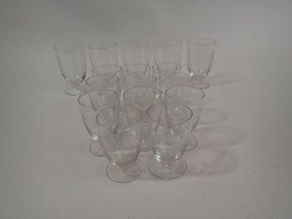 Partie de service en verre à décor gravé...