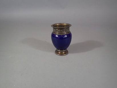 Petit vase en porcelaine reposant sur un...