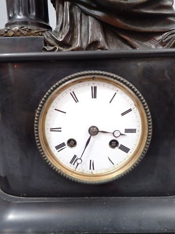 Pendule borne en marbre noir surmontée d'un...
