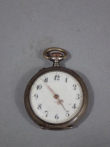 *Montre de col en argent, le boitier à décor...
