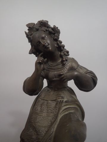 Sujet en bronze figurant une femme vigneronne...