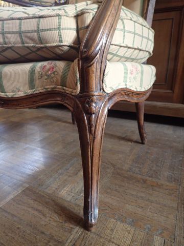 Fauteuil en bois naturel mouluré à grand...