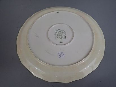 LONGWY. Plat rond en faïence polychrome et...