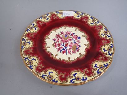 LONGWY. Plat rond en faïence polychrome et...