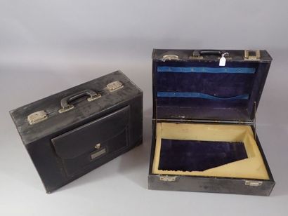 4 valises identiques en cuir noir avec petite...