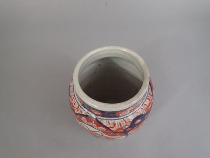 Vase en porcelaine à décor Imari, Japon XIX-Xxème...