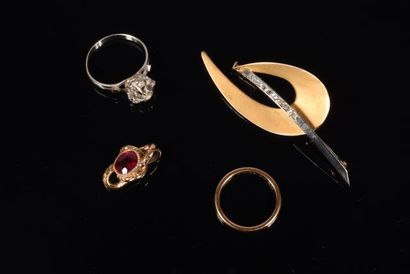 Lot de bijoux en or jaune et or gris accidentés...