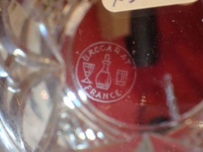 BACCARAT, Vase en cristal taillé à décor...