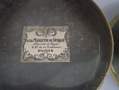 Boîte de chocolat ancienne en carton 