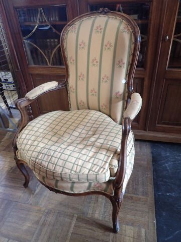 Fauteuil en bois naturel mouluré à grand...