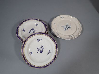 Lot de cinq assiettes en porcelaine à décor...