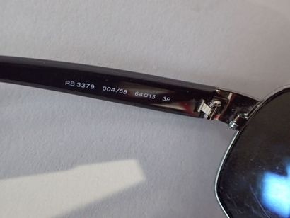 RAY-BAN, paire de lunettes de soleil dans...
