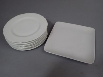 Sept assiettes en porcelaine de Limoges et...