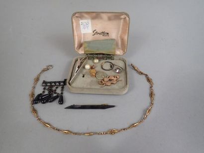 Lot de bijoux fantaisie : pince à cravate...