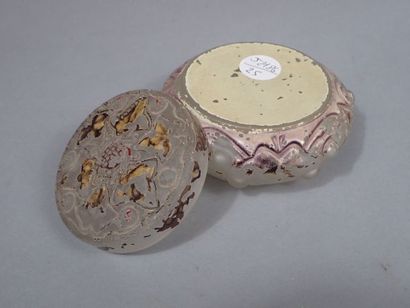 * Bonbonnière en verre moulé à décor peint...