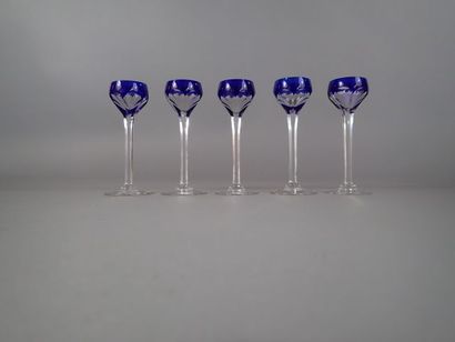 BACCARAT, 5 verres à liqueur en cristal teinté...