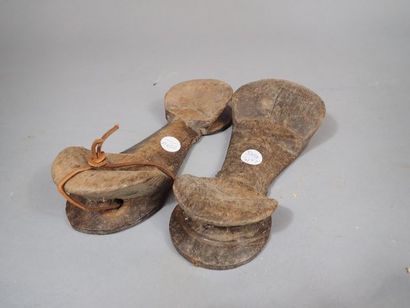 *Paire de sandales en bois sculpté à décor...