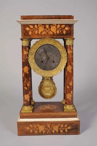 Pendule portique en marqueterie de bois de...